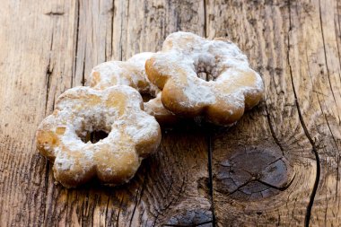 Reçel ile dolu bisküvi