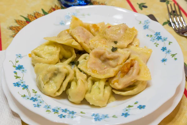 Ravioli fylld med pumpa och salvia — Stockfoto