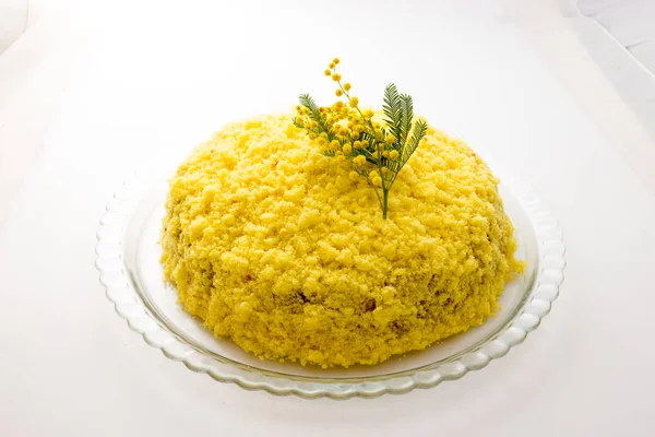 Anneler günü için geleneksel Mimoza pastası