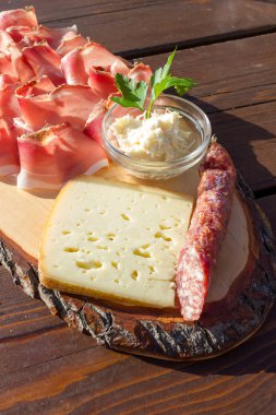 Leke salam ve peynir horseradish sos ile