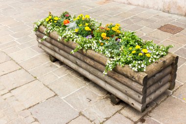 Ahşap çiçek kutusu