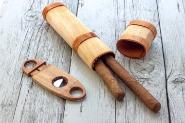 Küba puroları gülümsemek