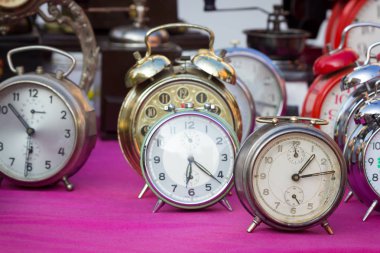 Vintage saate bir bit pazarı