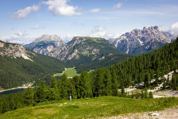 Spår tre bergstoppar Lavaredo — Stockfoto