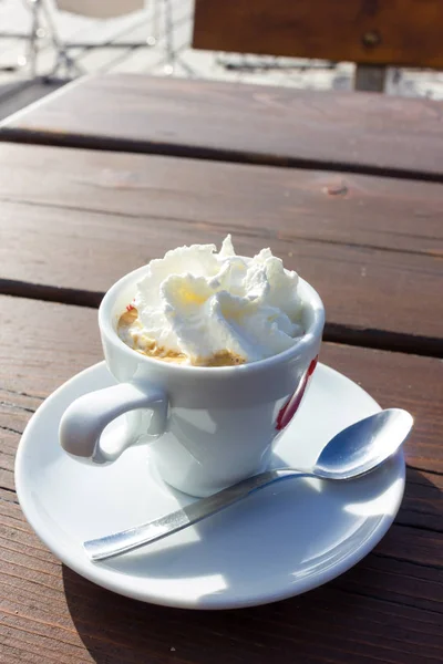クリームとおいしいコーヒー — ストック写真