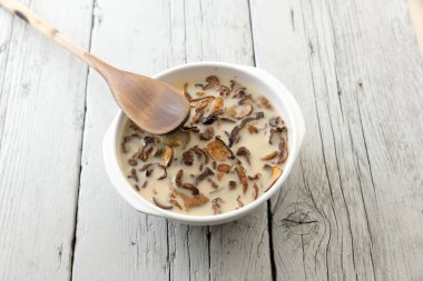 Kurutulmuş mantar yemek