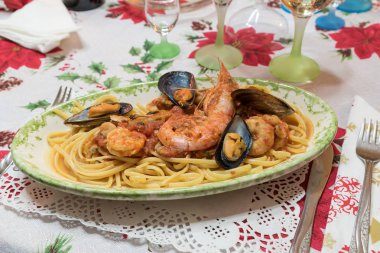 Deniz ürünü ve karidesli spagetti.