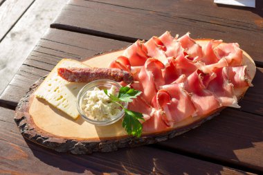 Leke salam ve peynir horseradish sos ile