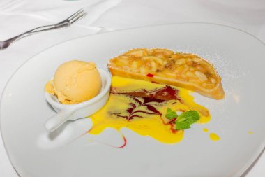 Strudel mascarpone dondurma ve nane ile