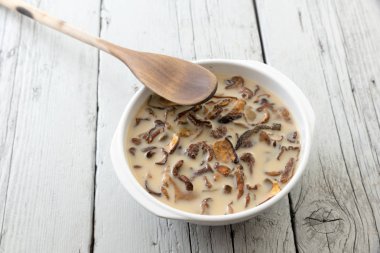 Kurutulmuş mantar yemek