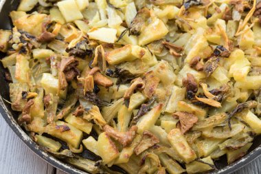 Mantar kavrulmuş patates ile