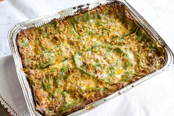 Lasagne Bolognese tillagas i ugnen — Stockfoto