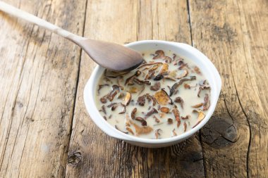 Kurutulmuş mantar yemek