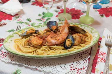 Deniz ürünü ve karidesli spagetti.