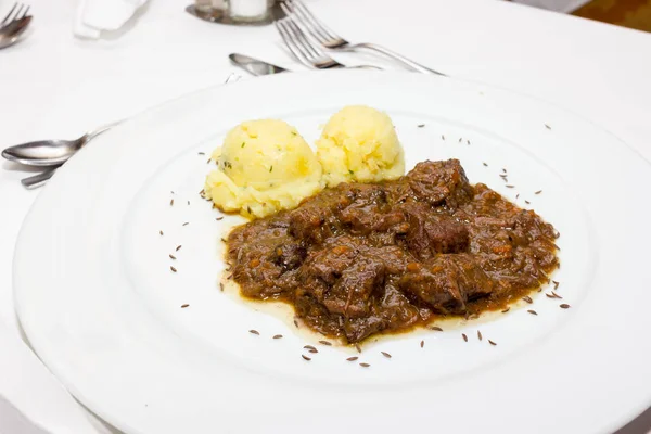 Guisado de vitela com batatas — Fotografia de Stock