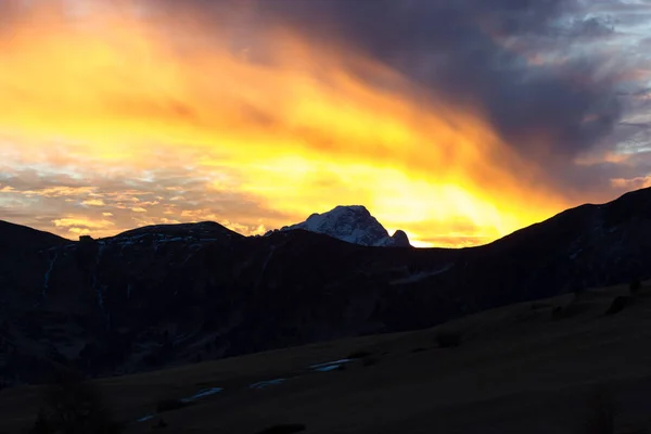 Uitzicht op de bergen van de Alpe di Siusi met rode zonsopgang — Stockfoto