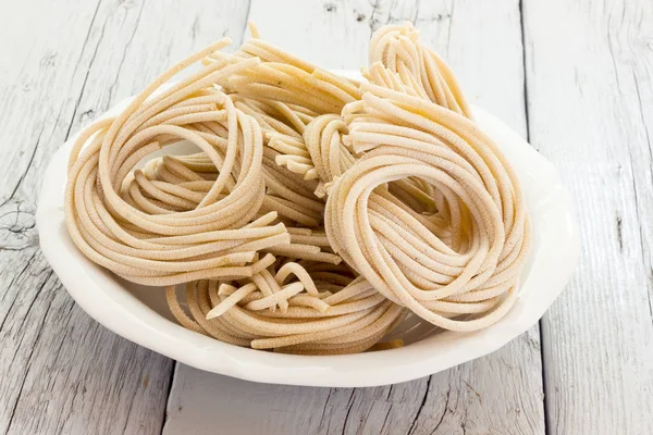 Pici, handgerolde pasta — Stockfoto