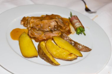 Patates ve kuşkonmaz ve pastırma ile Dana rosto