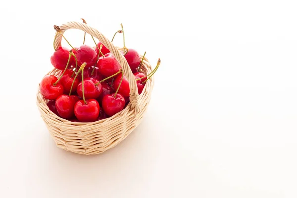 Корзина с красными вишнями вкусная — стоковое фото