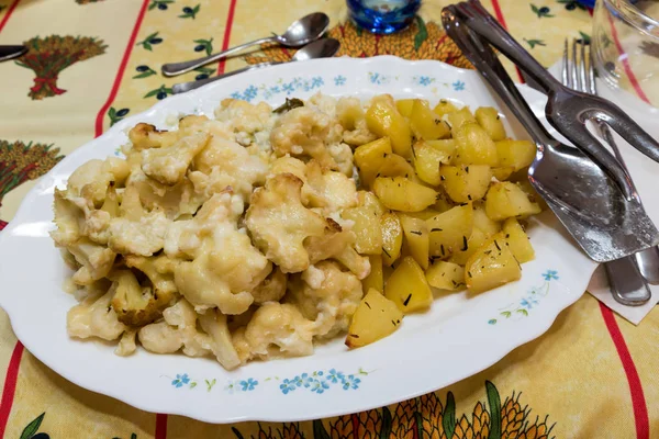 Prato lateral de couve-flor e batatas — Fotografia de Stock