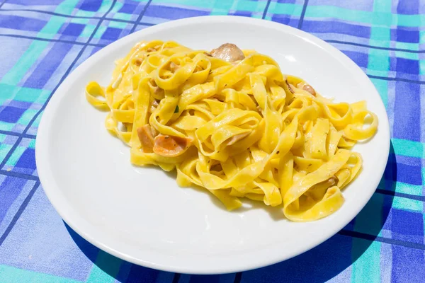 Tagliatelle z pieczarkami — Zdjęcie stockowe