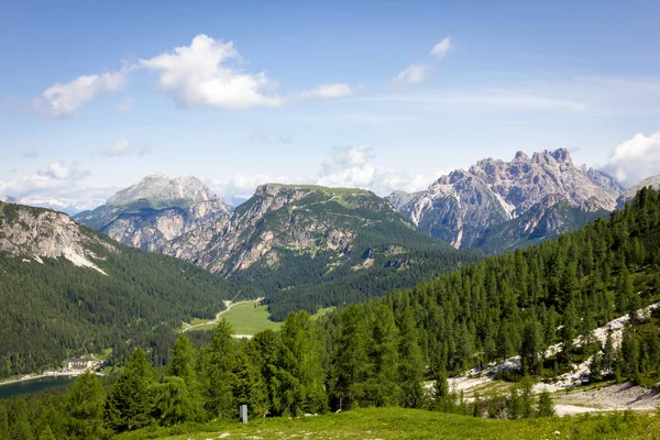 Trzy szczyty górskie szlaki Lavaredo — Zdjęcie stockowe