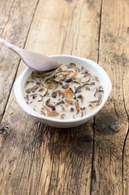 Kurutulmuş mantar yemek