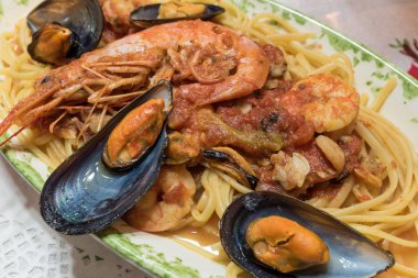 Deniz ürünü ve karidesli spagetti.