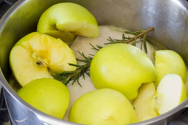 Schweinebraten mit Äpfeln — Stockfoto