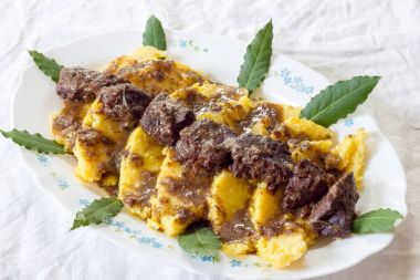Yaban domuzu Stew polenta