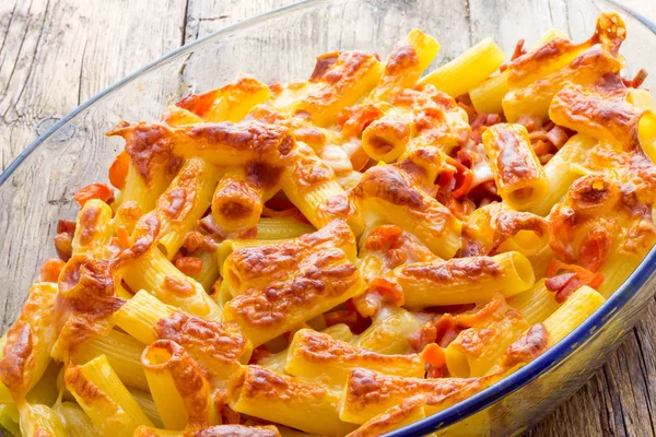 Queso de macarrones al horno con tomates y salchichas — Foto de Stock