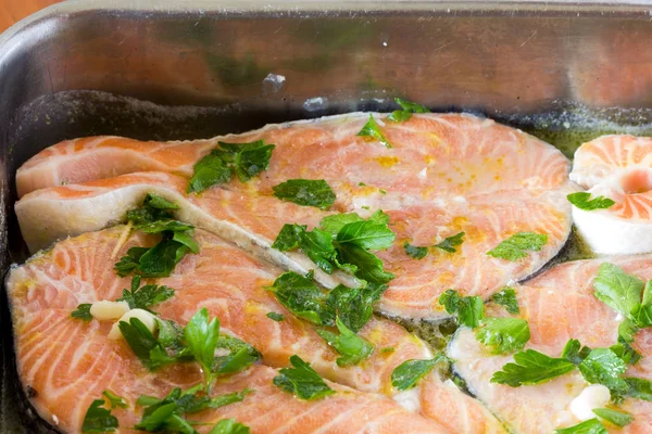 Приготовить лосося в духовке — стоковое фото
