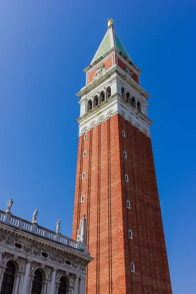 Венецианская башня возле площади Сан-Марко — стоковое фото