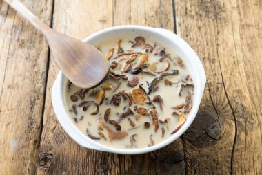 Kurutulmuş mantar yemek