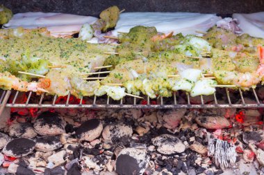 Barbekü üzerinde balık Kebap