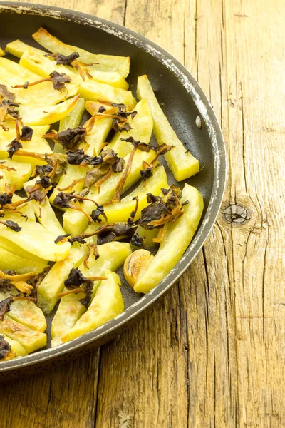 Välsmakande förrätt av bakad potatis med svamp — Stockfoto