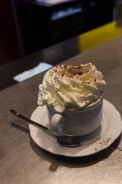 Bardaki kremalı kahve