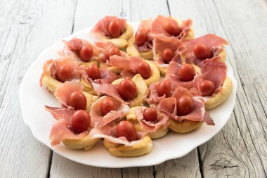 Noel meze domates ve jambon ekmek