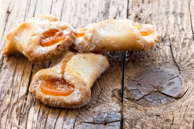 Reçel ile dolu bisküvi