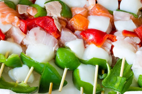 Fish and vegetable kebabs — Stock Photo, Image