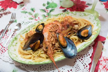 Deniz ürünü ve karidesli spagetti.