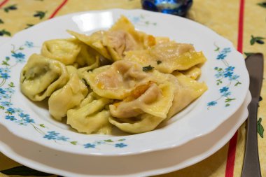 Kabak ve adaçayı ile dolu mantı