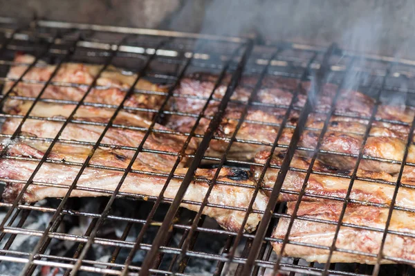 Cocinado sabrosa carne a la parrilla mixta — Foto de Stock