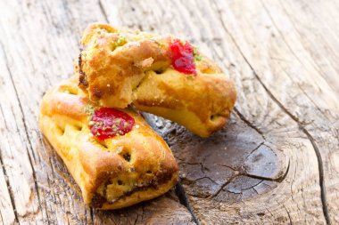 Reçel ile dolu bisküvi