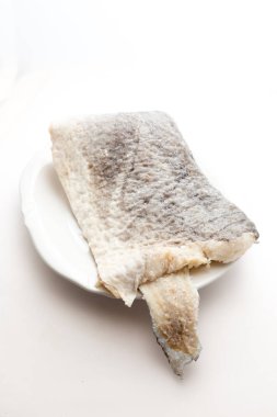 Çiğ tuzlanmış morina balığı dilimi.