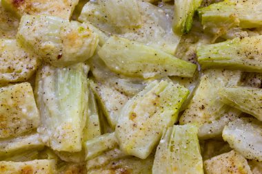 Peynirli bir tavada pişmiş rezene