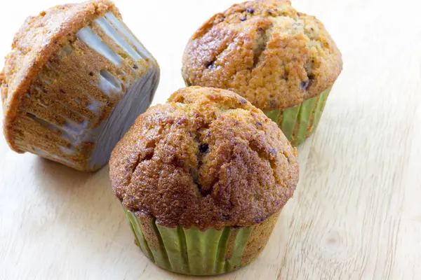 Muffins em uma mesa de madeira — Fotografia de Stock