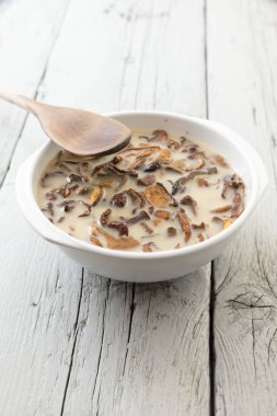 Kurutulmuş mantar yemek