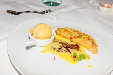 Strudel mascarpone dondurma ve nane ile