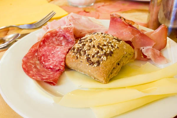 Salchichas salami y pan con semillas en el desayuno —  Fotos de Stock